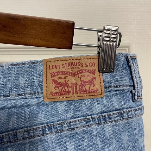 Levi's Women's Light Patterned High Rise Stretch Jean Classic Shorts Size 28 - Picture 4 of 8